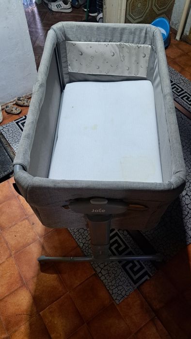 Продам кроватку Joie