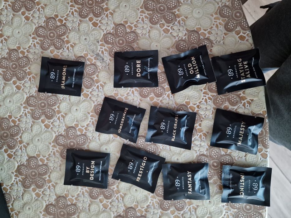 Комплект луксозен парфюмен ароматизатор за кола с 11 броя пълнители