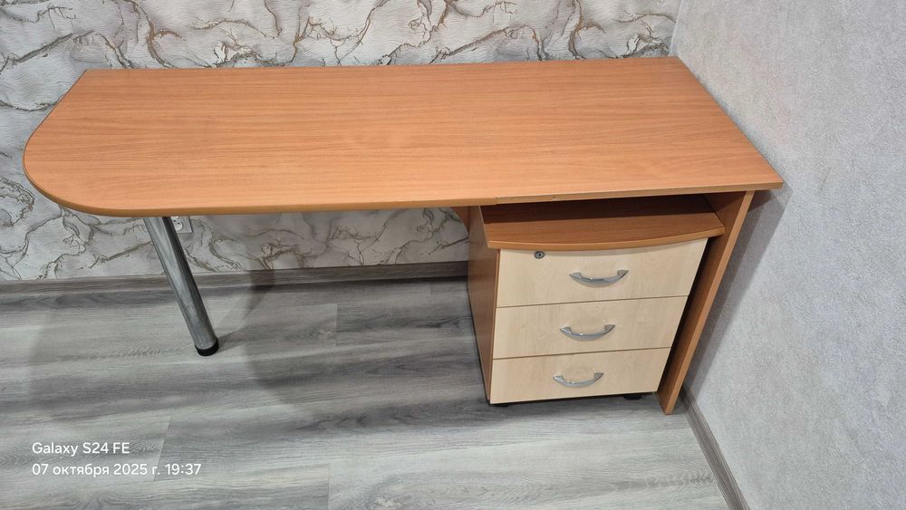 стол с мобильной тумбой