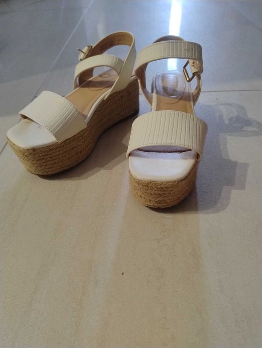 Бели обувки на платформа