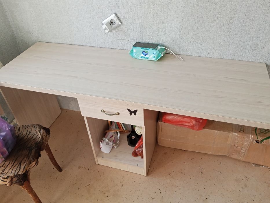 Отдам стол за 2 кг бананов срочно