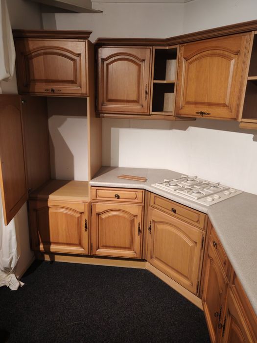 Чисто нова ъглова кухня с  дъбови вратички и уреди