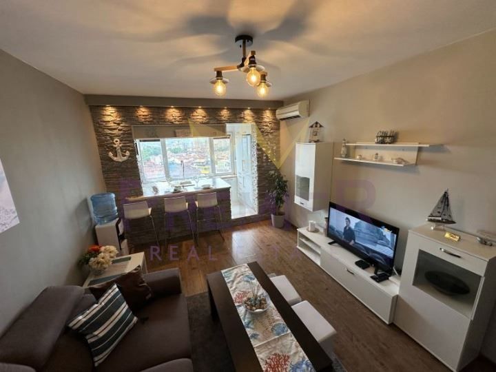 Дава се под наем Двустаен апартамент в Варна, Цветен квартал - 60 кв.м за 561 € - Снимка #3