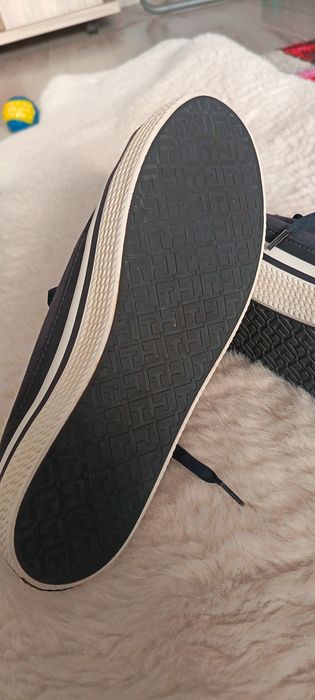 Vand bascheti Tommy Hilfiger, marimea 37.