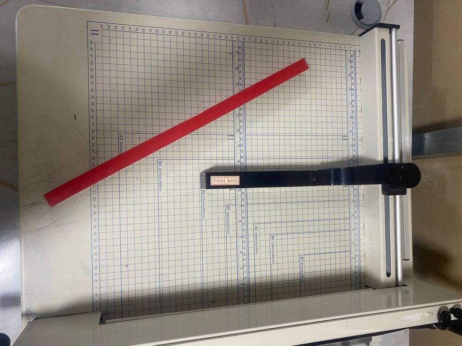 Qogoz kesadigan katta rezak 858