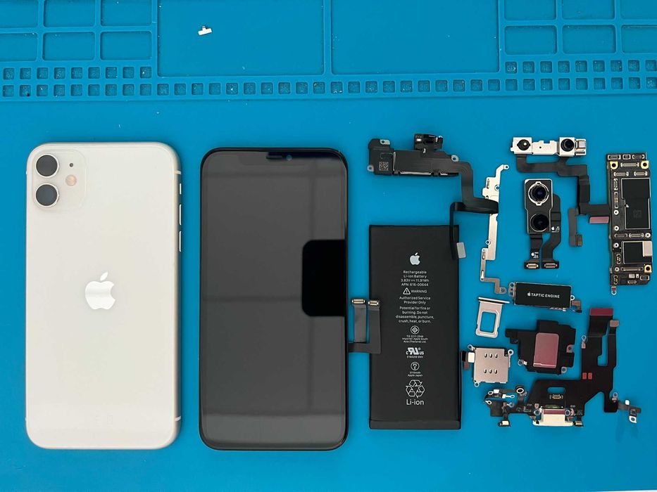 iPhone 11 на части