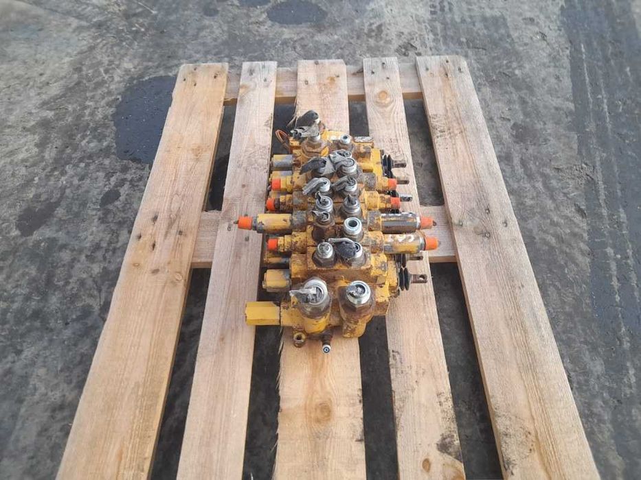 Distribuitor hidraulic Caterpillar 1943T30 buldoexcavator Caterpillar 428
