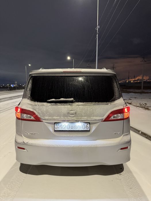 Машина Nissan quest