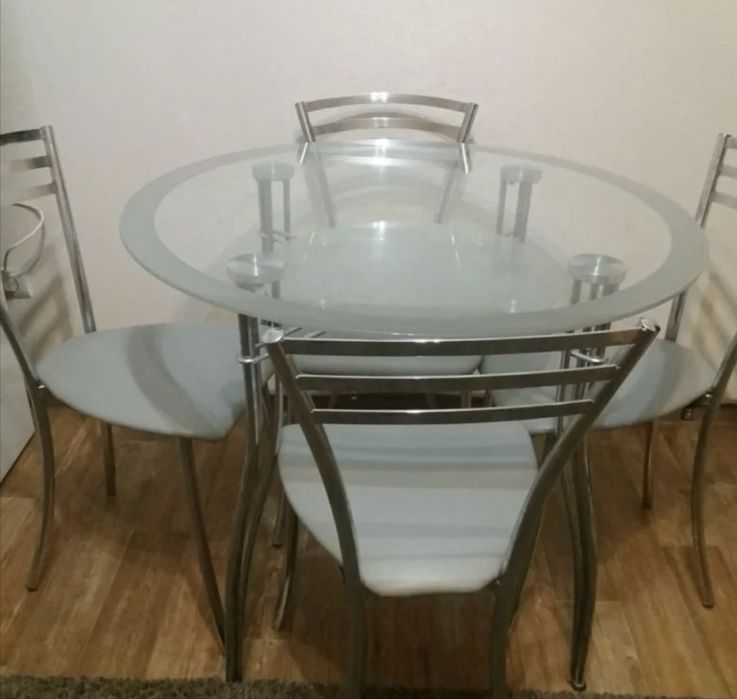 Стол со стульями продам срочно