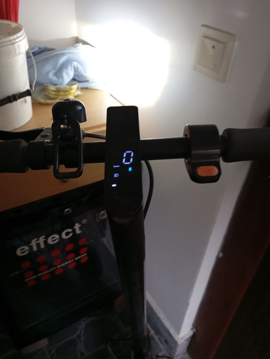 Вдига 20.Издържа 7км.Върви перфектно.Има малко драскотини