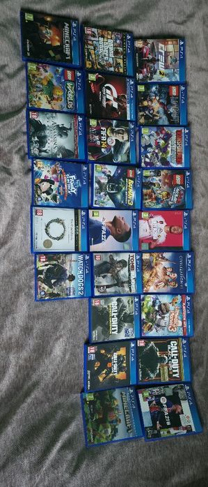 Vand PlayStation 4 cu Hard-Disk extern 2TB memorie, 24 de jocuri si 2 controllers