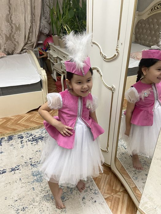 Белое платье с кажекей и диадемой для девочки