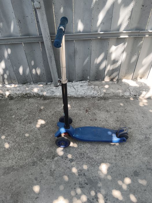 Vând două trotinete copii și o bicicletă cadou