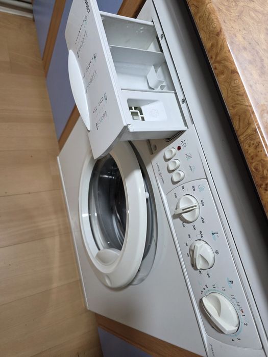 Продаю  стиральную машину Indesit