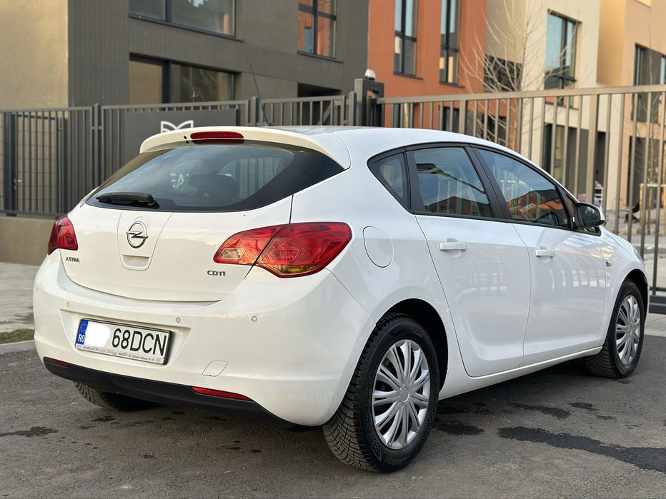 Opel Astra J Hatchback/ 1.7CDTI//6+1Trepte 2010/Euro5/anvelope Noi/ Climatronitc/Foarte intretinut