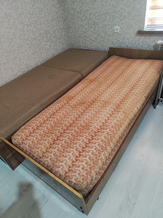 Шкаф купе,парта,диван.