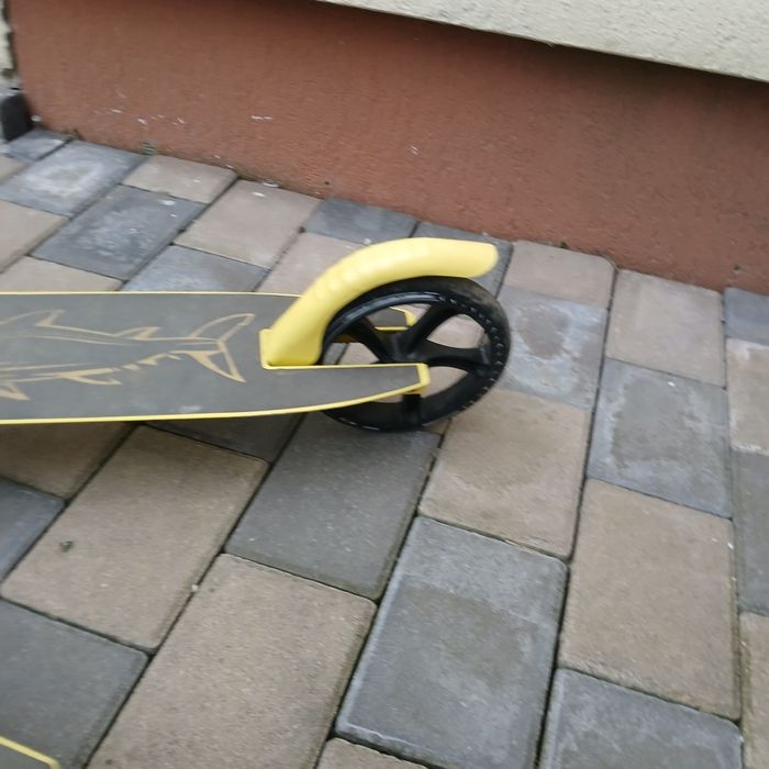 De vânzare doua trotinete.