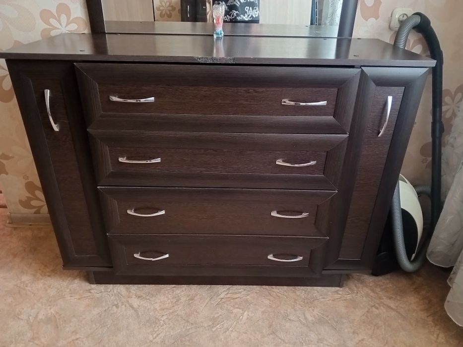 Камод среднего размера