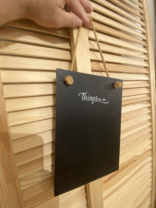 Decoratii scaunel tabla de scris cuier semn luminos carlige