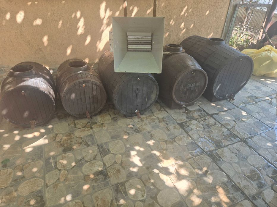 Vand butoaie din fibră pentru vin si un zdrobitor manual!