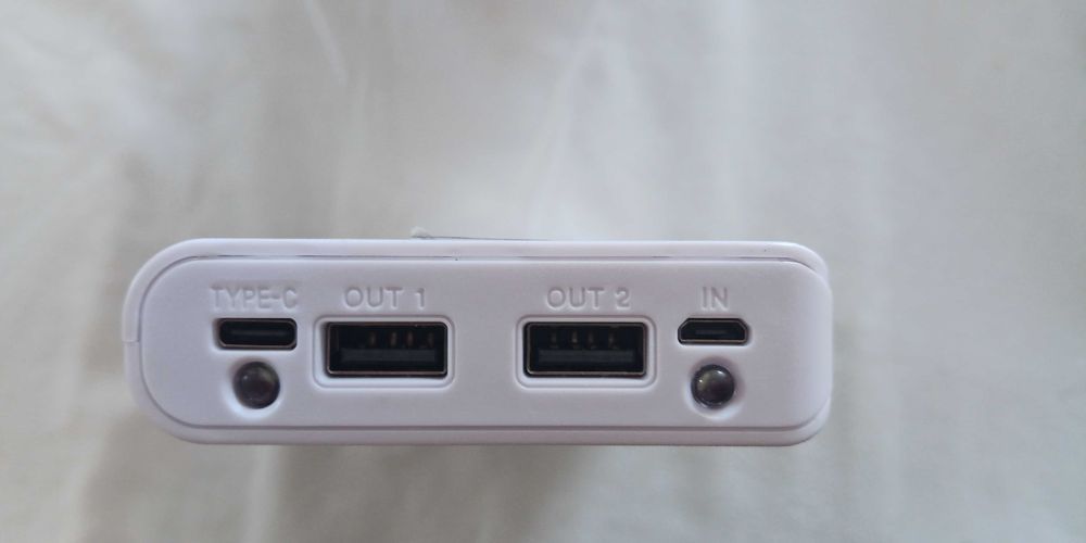 Външна батерия Powerbank с реален капацитет 10800 мАh.