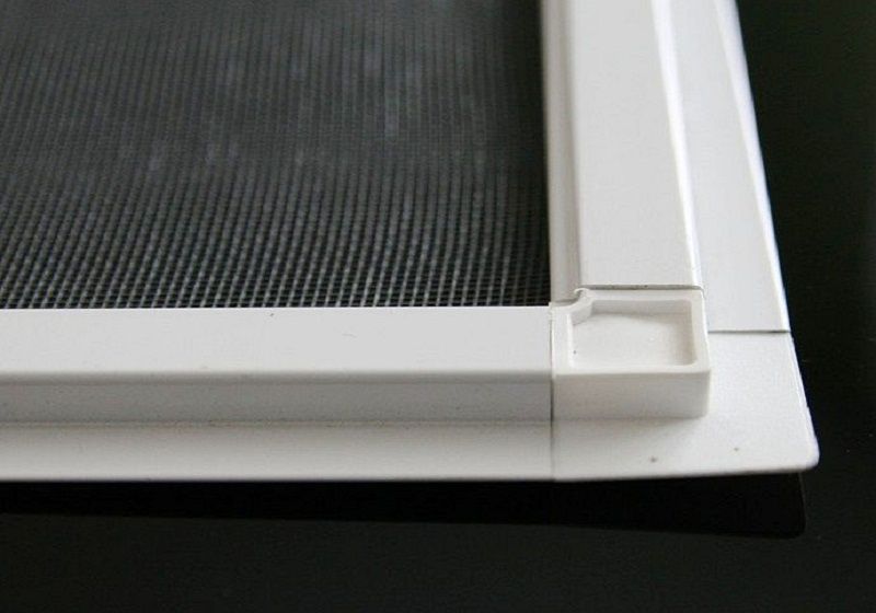 Москитные сетки внутренняя просто вкладывается в раму окна