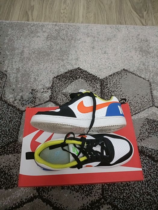 Vând o pereche de adidași Nike Court Borough Low 2 (varianta GS),