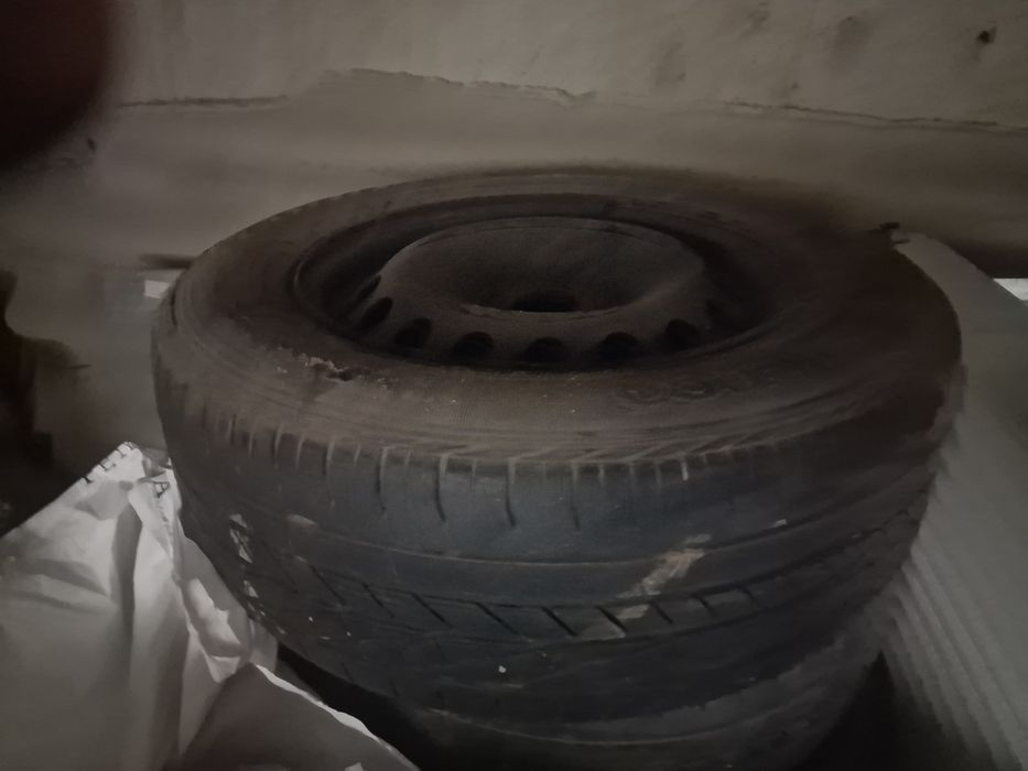 Vând 4 jante de tablă R15, cu anvelope de  vară.