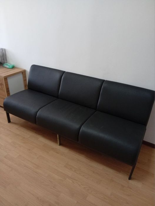 Продаеться 2 офисных стула, и диван