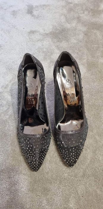 Елегантни дамски обувки с камъни