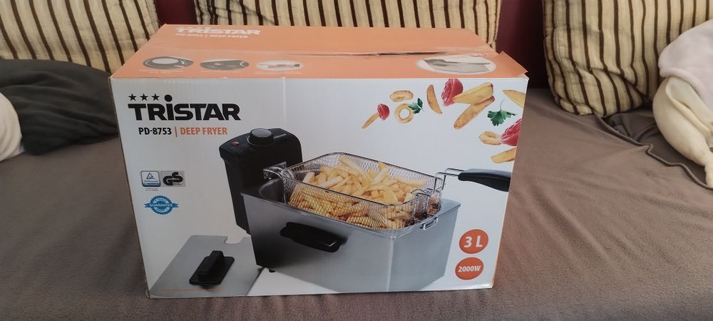 Vând friteuza electrica aproape noua