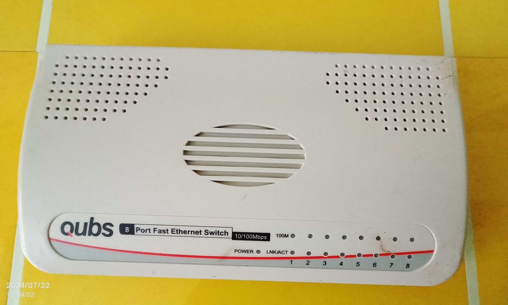 Routere vechi placi wifi vechi switchuri cabluri mufe