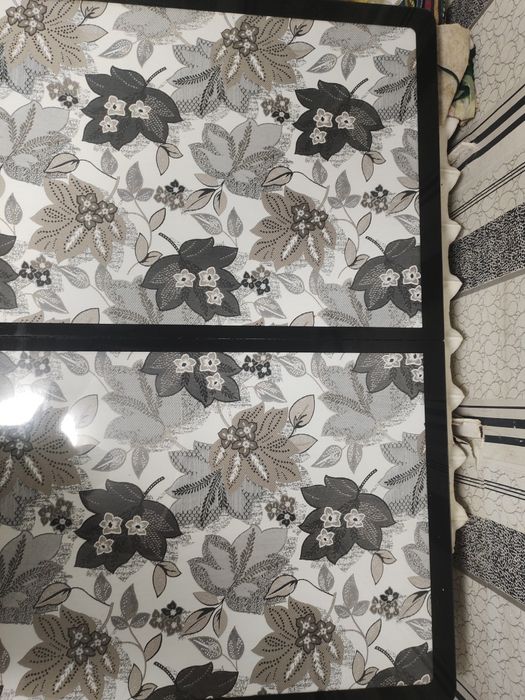 Красивый  обеденный стол