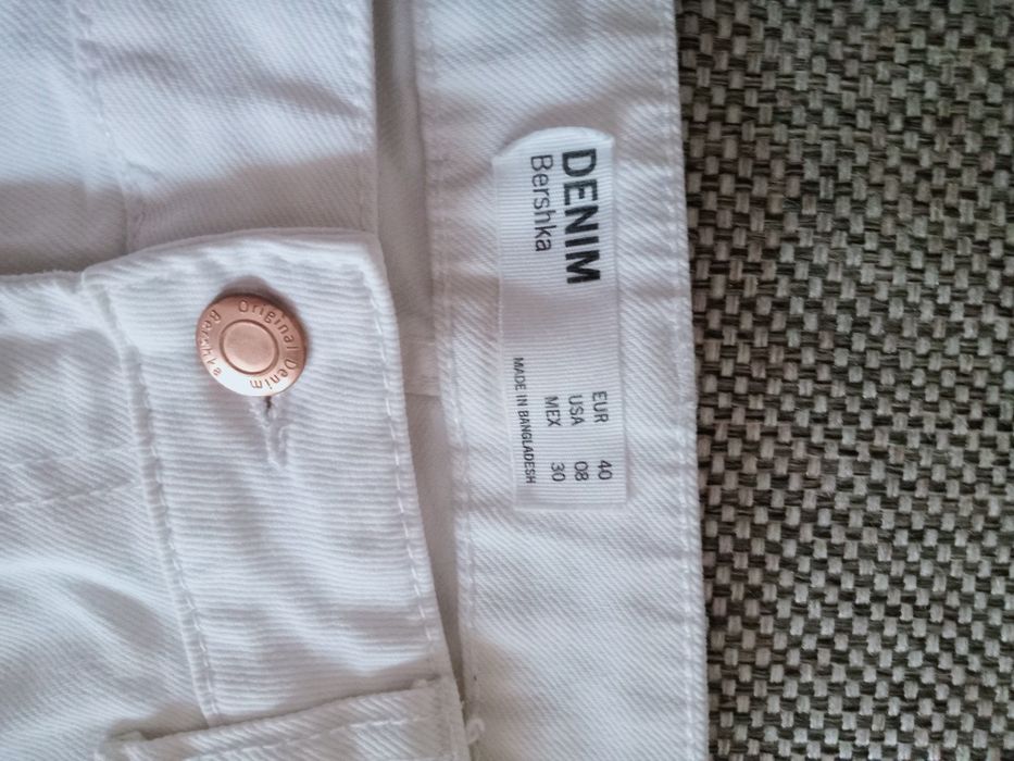 Джинсы белые женские.