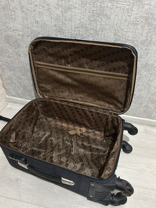 Продам чемодан S (ручная кладь)