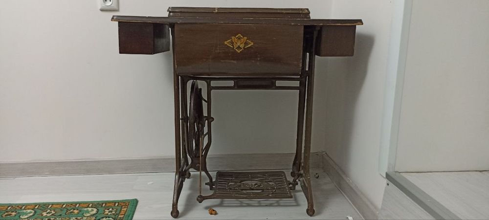 Швейная машина, ножная.