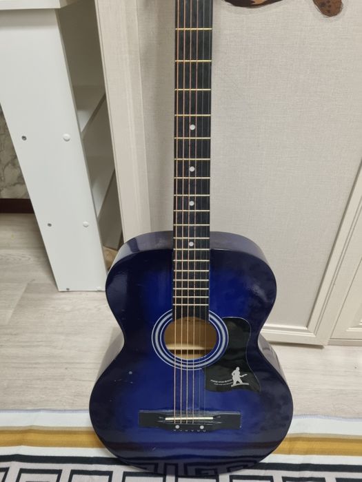 Гитара акустика вообще не играла стоит дома