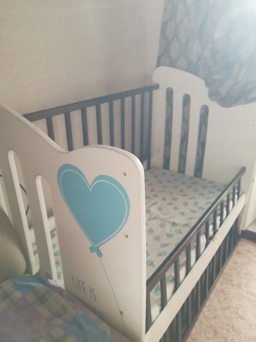 Детская кроватка-маятник