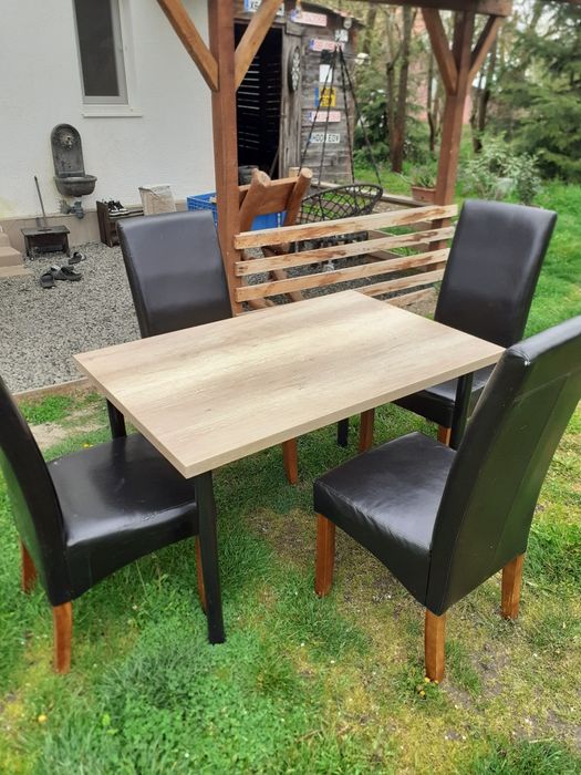 Vând masă și patru scaune stare bună