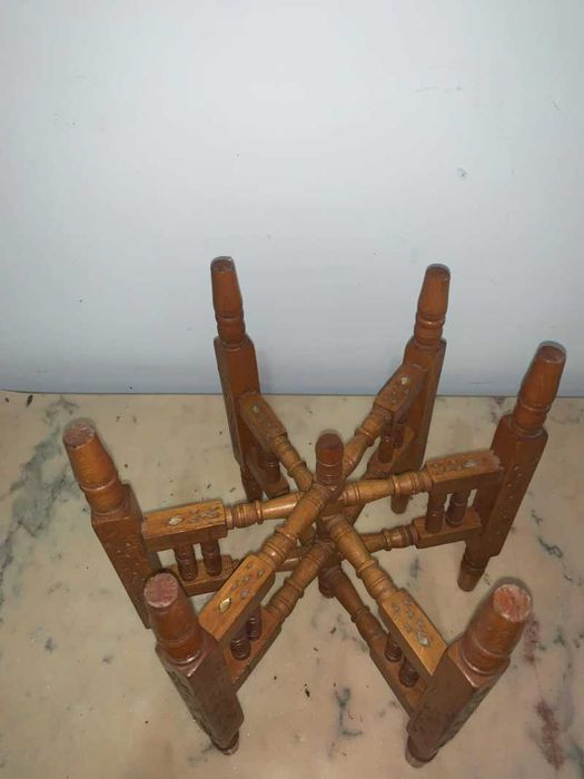 Masuta arabeasca cu blat alama gravata asezata pe suport de lemn