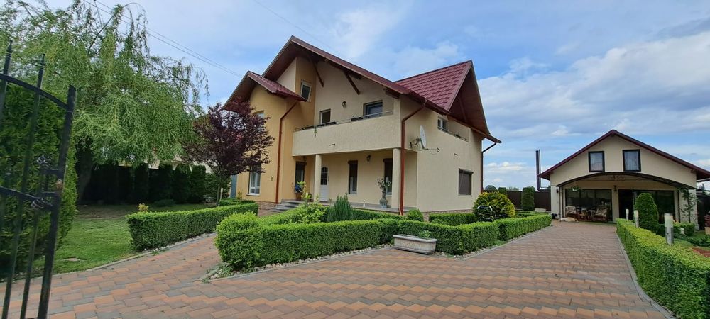 Vând casă + anexă