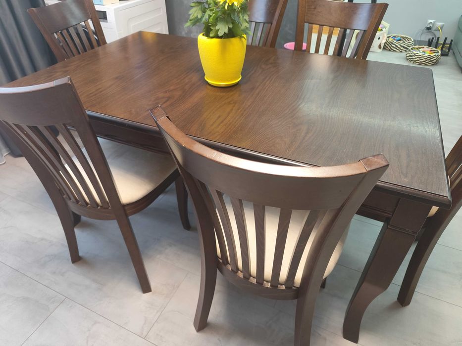 Дървена маса(орех) и шест стола (орех))