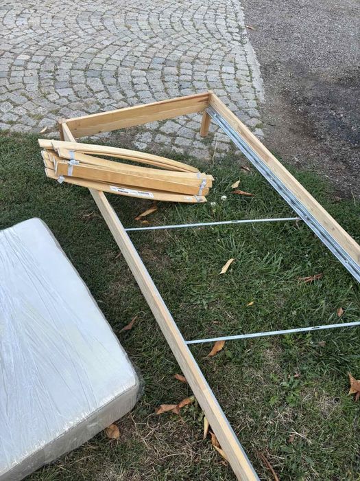 Две единични легла икеа с матрак и подматрачна рамка