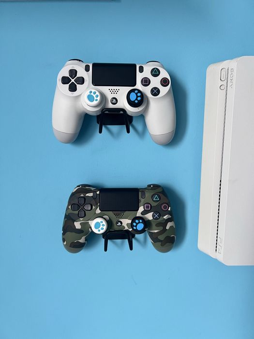 PS4 slim бял 500gb + 2 джойстика+кабели