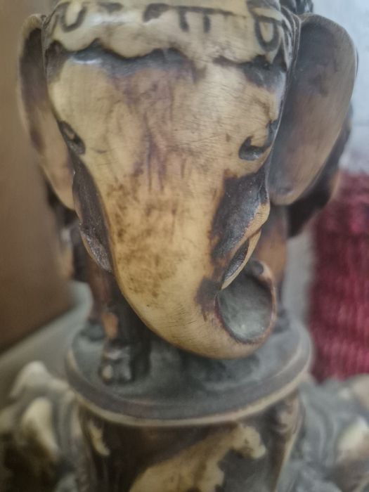 Veioza vintage cu elefanti sculptati