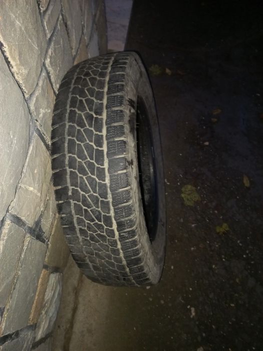 Vând 4 cauciucuri cu dimensiunile de 195   75  16 C