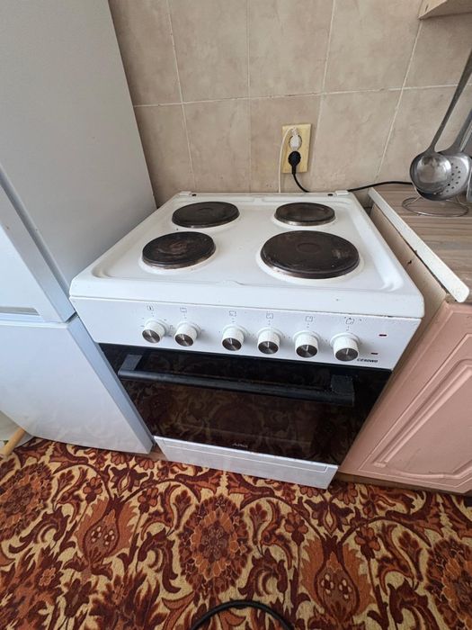 Продам электро плиту и кухоный стол