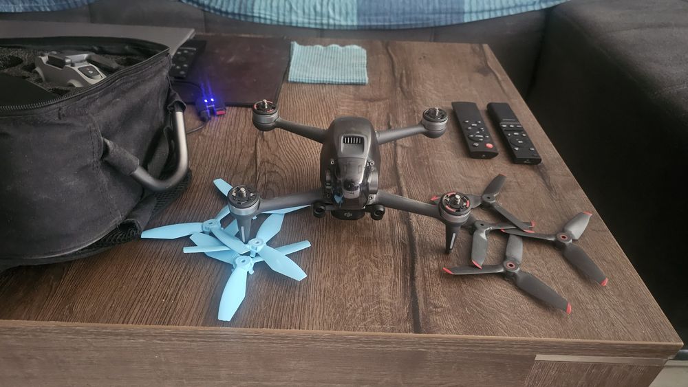 Продавам дрон DJI FPV