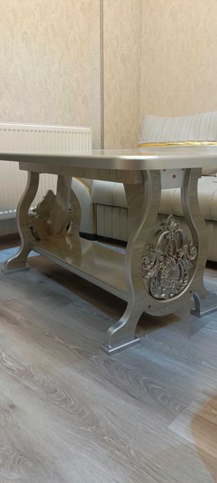 Sotiladi avangard uslubdagi stol (137x70 sm)