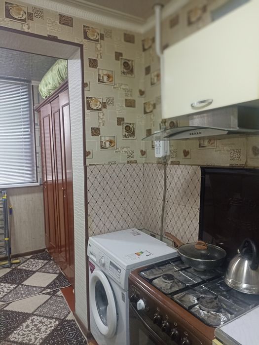 Срочно квартира сотилади спутник да 2 хона 1 етаж